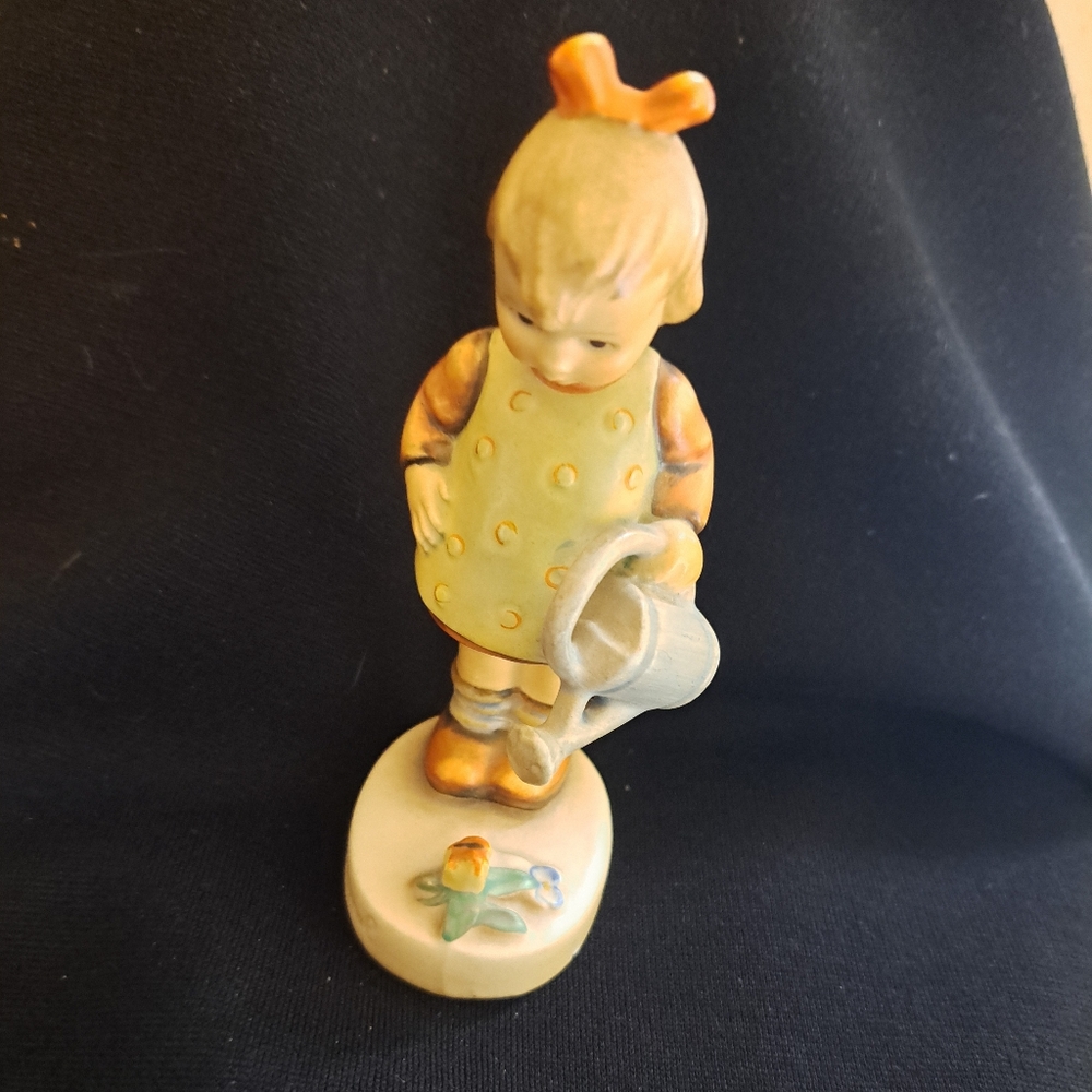 Hummel **Repaired 1950 4" TMK2 Full Bee Little Gardener